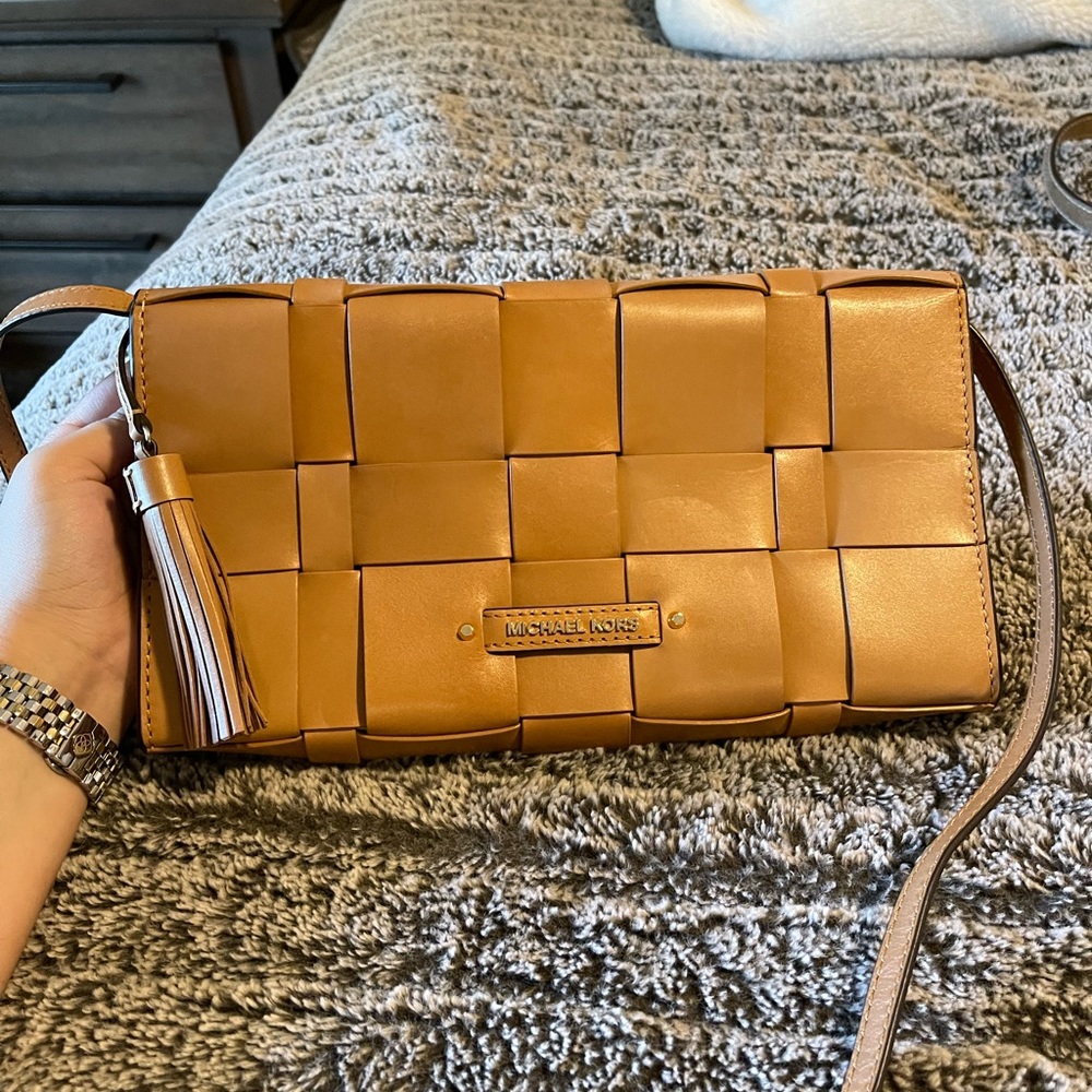 Michael Kors Vivian Clutch| Peanut